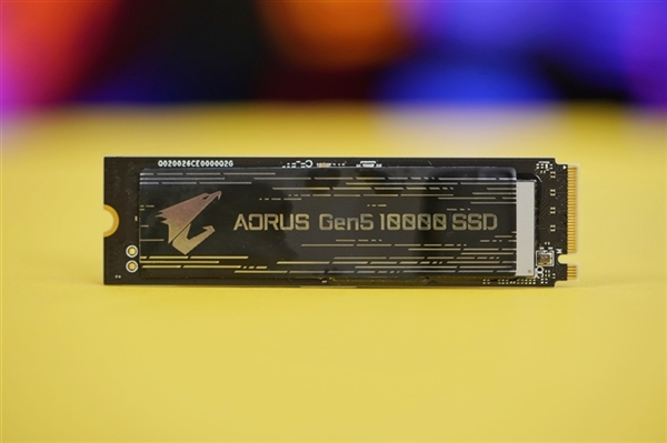 PCIe 5.0 SSD终于摆脱风扇 还提速了:可惜依然残血!