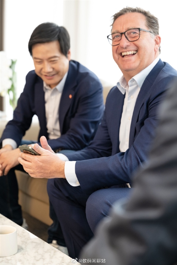 小米13 Ultra真机图首曝：橄榄绿配色、特殊机身设计