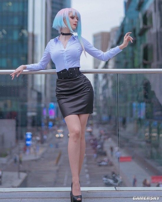 俄妹COS《边缘行者》露西 短裙美腿凸显性感身材