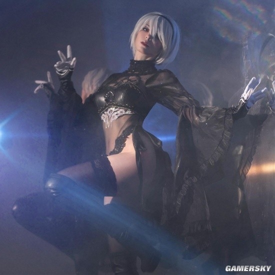 俄妹COS《边缘行者》露西 短裙美腿凸显性感身材