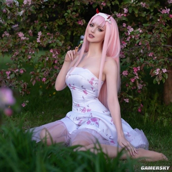 俄妹COS《边缘行者》露西 短裙美腿凸显性感身材