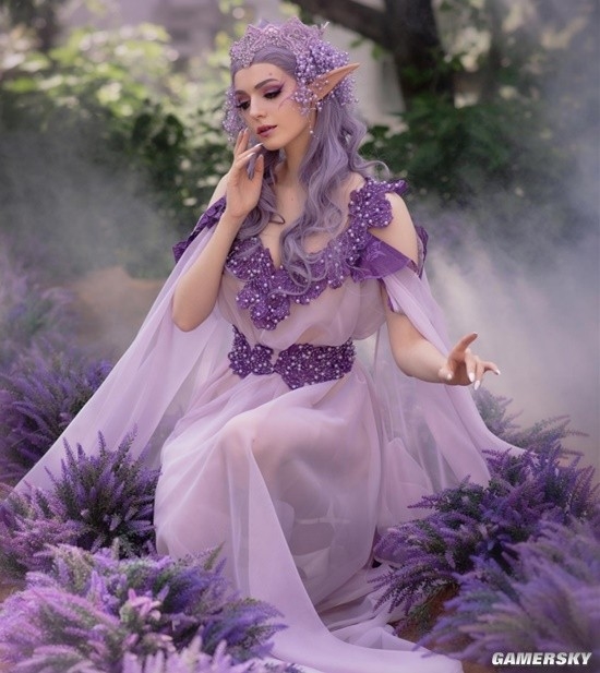 俄妹COS《边缘行者》露西 短裙美腿凸显性感身材