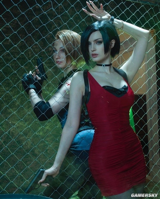 俄妹COS《边缘行者》露西 短裙美腿凸显性感身材