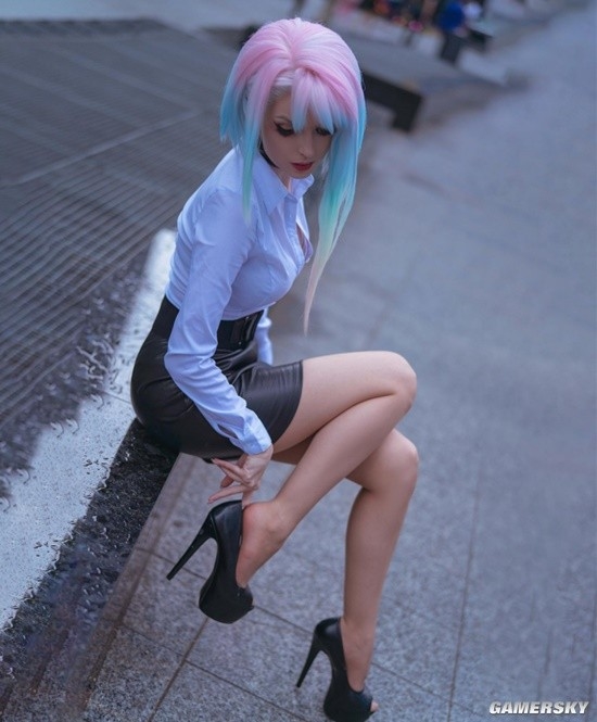 俄妹COS《边缘行者》露西 短裙美腿凸显性感身材