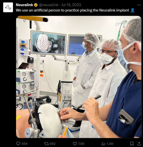 人类首次植入脑机接口芯片！马斯克：用意念就能控制手机、电脑