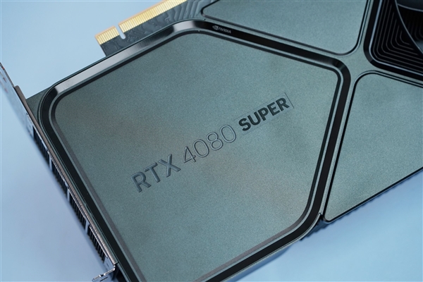 全黑化!NVIDIA RTX 4080 SUPER公版显卡图赏
