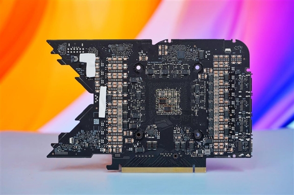 全黑化!NVIDIA RTX 4080 SUPER公版显卡图赏