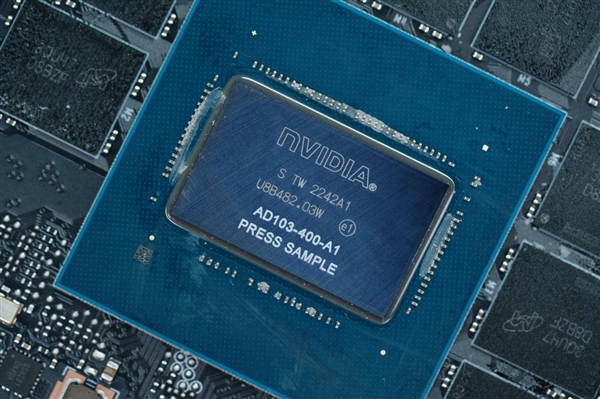 全黑化!NVIDIA RTX 4080 SUPER公版显卡图赏