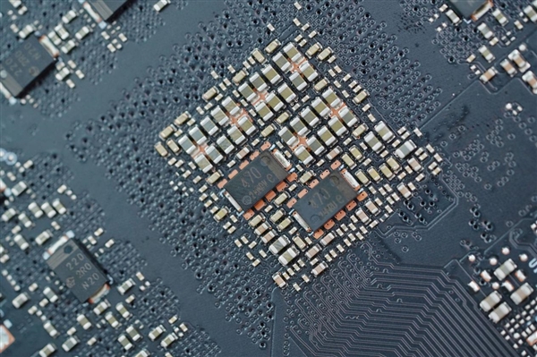 全黑化!NVIDIA RTX 4080 SUPER公版显卡图赏