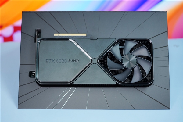 全黑化!NVIDIA RTX 4080 SUPER公版显卡图赏