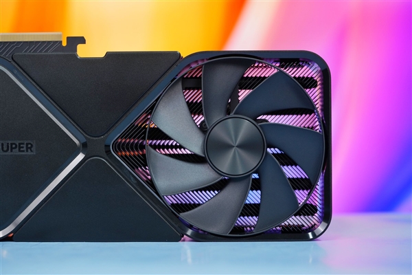 全黑化!NVIDIA RTX 4080 SUPER公版显卡图赏