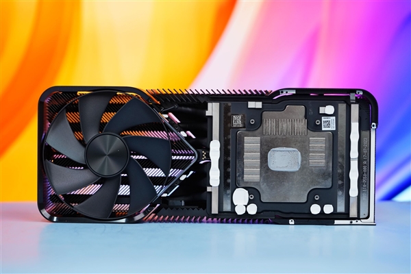 全黑化!NVIDIA RTX 4080 SUPER公版显卡图赏