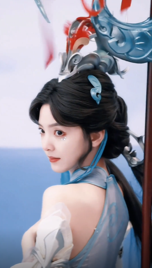 章若楠COS《王者荣耀》大乔：雪肌美背太吸睛