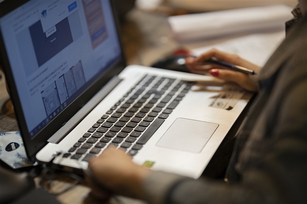 男子因社恐40岁才找到合适的工作:拍视频讲量子力学、生命科学