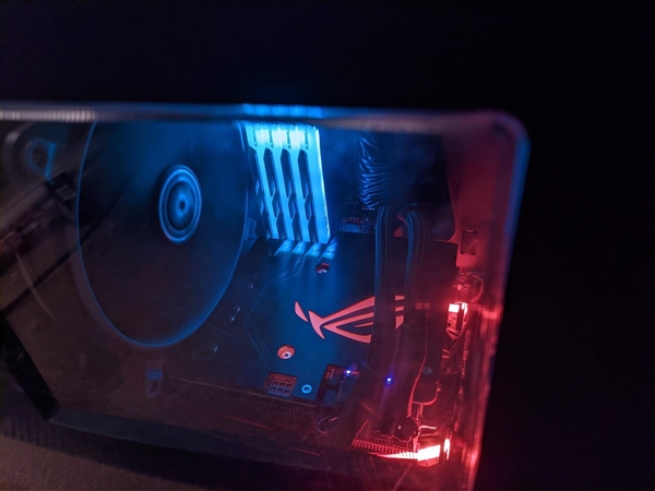 “光污染”离奇惹祸!内存RGB把显卡背板、GPU烧出痕迹