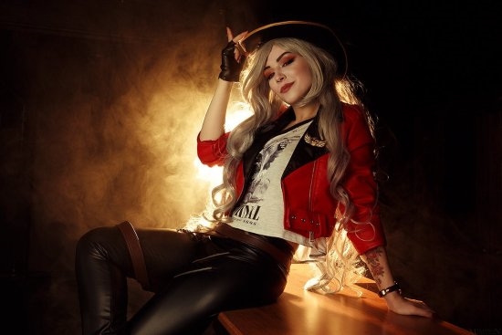 美女COS《博德之门3》腥红奥林超还原:逼真到像截图