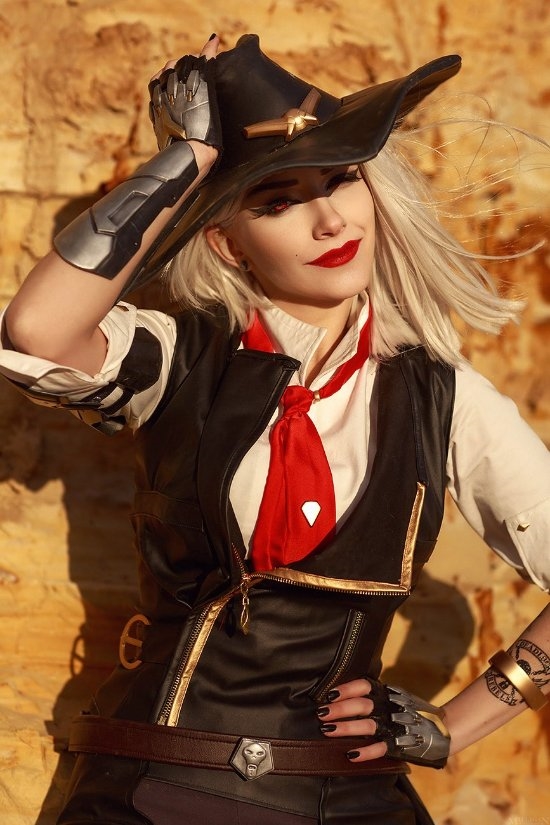 美女COS《博德之门3》腥红奥林超还原:逼真到像截图