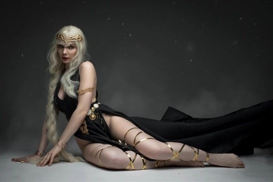 俄妹COS《艾尔登法环》玛莉卡:高衩礼服下的傲人身材