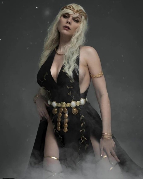 俄妹COS《艾尔登法环》玛莉卡:高衩礼服下的傲人身材